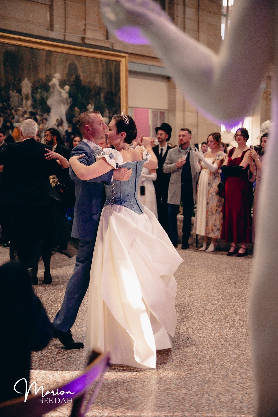 Couple dansant lors du Bal des Beaux-Arts