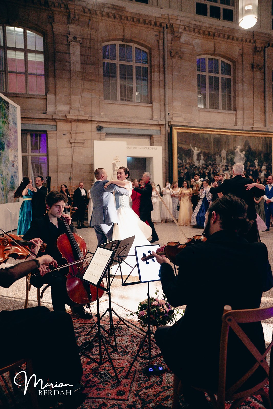 Couple dansant accompagné par un orchestre lors d'un grand bal