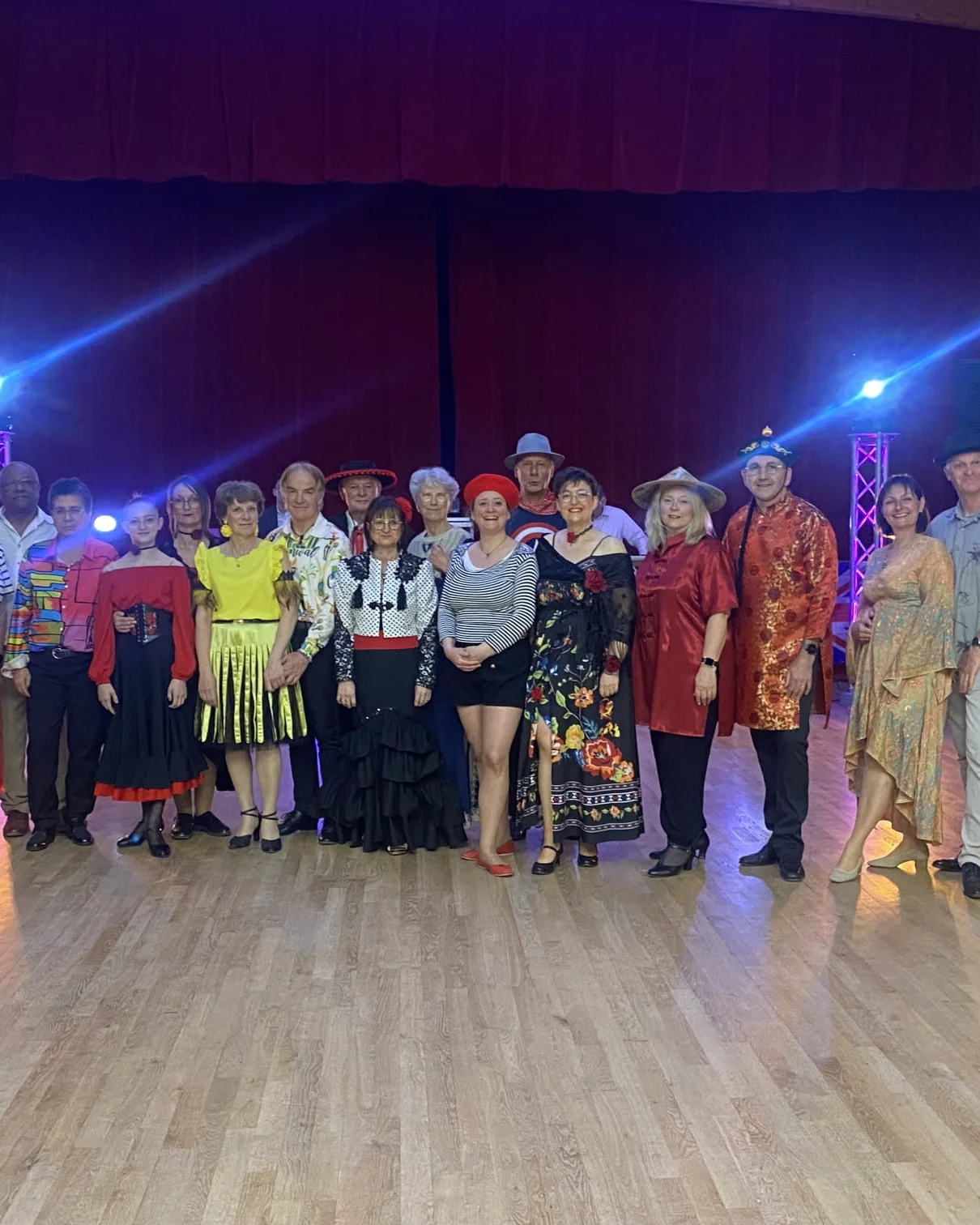 Groupe de danseurs réuni lors d'une soirée conviviale